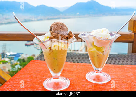 Leckeres Eis im Café im Freien, mit Blick auf die Küste von Alanya, Türkei. Stockfoto