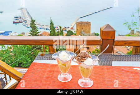 Dondurma Ice Cream in malerischen Terrasse ist der beste Start in den Morgen im Ferienort Alanya, Türkei. Stockfoto