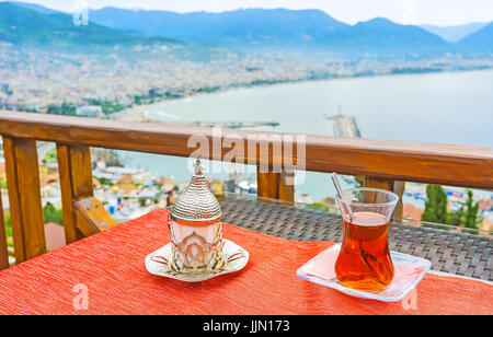 Türkischer Kaffee und Tee sind die beliebtesten Heißgetränke in der Türkei, Alanya. Stockfoto