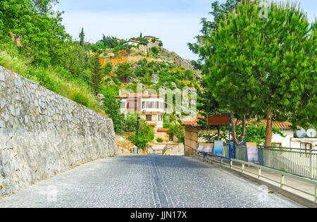 Die Bergstraße entlang der felsigen Halbinsel von Alanya verbindet die mittelalterliche Burg mit der Küste, Türkei. Stockfoto