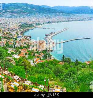 Die üppigen grünen Gärten des Burgbergs sind die perfekte Ergänzung für die Antenne Anzeigen der alten Stadt und Küste, Alanya, Türkei. Stockfoto