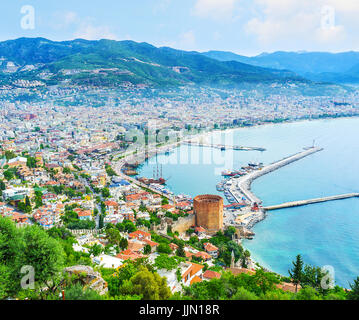 Das dichten Gehäuse des beliebten türkischen Ferienort, gelegen zwischen den Bergen auf die hügelige Landschaft, Alanya. Stockfoto