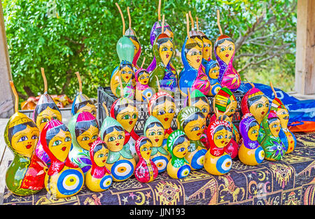 ALANYA, Türkei - 9. Mai 2017: Der handgefertigten Puppen von trockenen Kürbisschalen, dekoriert mit Auge-förmigen Amulette - Nazars zum Schutz gegen den bösen Blick auf Stockfoto