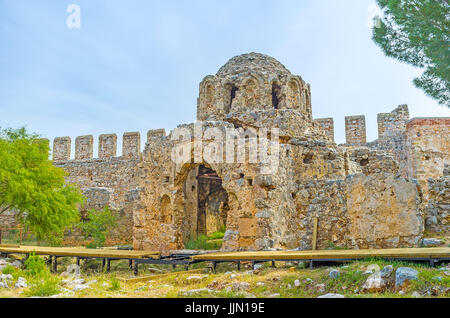 Die erhaltenen Ruinen der alten byzantinischen Kirche mit der Festung Wand im Hintergrund, Burg von Alanya, Türkei. Stockfoto