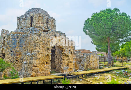 Das Wahrzeichen der Ic Kale Burg ist der alten byzantinischen Kirche mit erhaltenen steinernen Mauern und Kuppel, Alanya, Türkei. Stockfoto