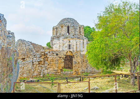 Schloss-Hügel heute besetzt mit historischen Museum unter freiem Himmel, das Ruinen der alten Burg und der byzantinischen Kirche, Alanya, Türkei enthält Stockfoto