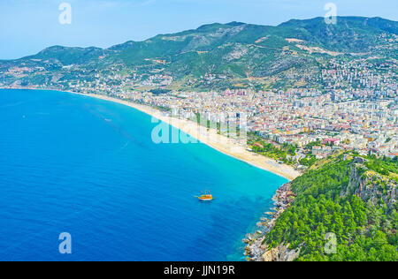 Luftaufnahme von Kleopatrastrand aus die Burg Hügel von Alanya, auf Halbinsel gelegen und mit Blick auf die Stadt, die Türkei. Stockfoto