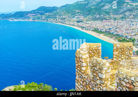 Die alte Burg auf dem Hügel in Alanya ist der perfekte Ort zum genießen die Schönheit der Küste und die Berge Landschaft, Türkei. Stockfoto