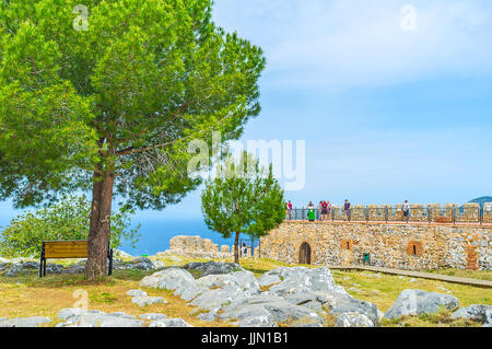 ALANYA, Türkei - 9. Mai 2017: Die alte Burg, befindet sich auf einem Hügel auf der Halbinsel von Alanya ist das beliebteste Wahrzeichen des Resorts, am 9. Mai in Alanya. Stockfoto