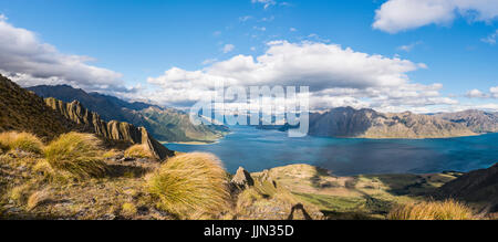 Blick auf See in den Bergen Landschaft, zerklüftete Landschaft, Lake Hawea, Otago, Südinsel, Neuseeland Stockfoto