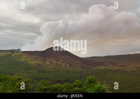 Panoramablick auf den Vulkan Masaya in Nicaragua. Aktiver Vulkan Hintergrund Stockfoto