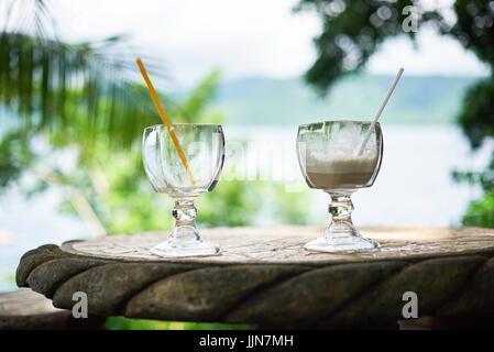 Stehen zwei cocktail-Gläser auf Tisch im tropischen Hintergrund erlauben Stockfoto