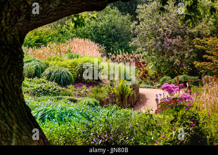 Gartenblick von mit Bäumen gerahmt Stockfoto