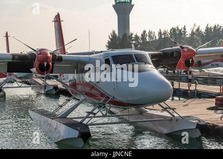 Ein Trans Maldivian Airways Flugzeug parkt am Wasserflugzeug-Terminal am internationalen Flughafen Malé, Malediven. Stockfoto