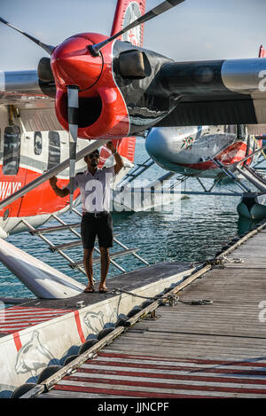 Ein Wasserflugzeug erfährt einen Preflight-Check am Wasserflugzeug-Terminal am internationalen Flughafen Malé, Malediven. Stockfoto