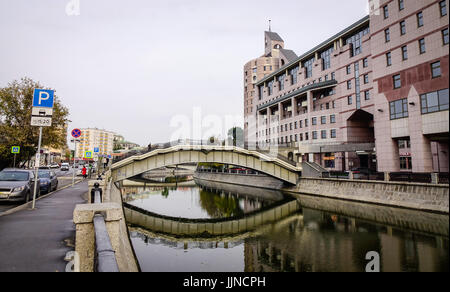 Moskau, Russland - 3. Oktober 2016. Viele Gebäude durch einen Kanal im Downtown in Moskau, Russland. Moskau ist die Hauptstadt und bevölkerungsreichste Stadt Russlands, mit Stockfoto