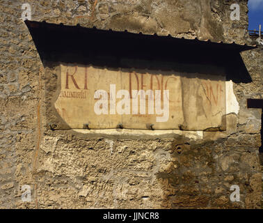 Roman Graffiti an der Wand. Inschrift der Wahlpropaganda, Anzeigen für Tavernen und Business-Werbung. Straße des Überflusses, Pompeji, Italien. Stockfoto