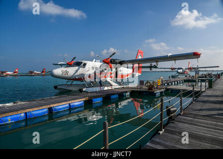 Ein Wasserflugzeug erfährt tanken am Wasserflugzeug-Terminal am internationalen Flughafen Malé, Malediven. Stockfoto