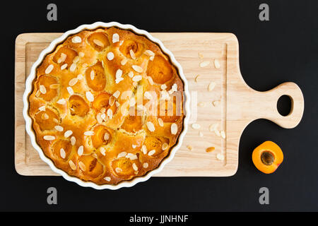 Apricot tart auf Holz Schneidebrett Stockfoto