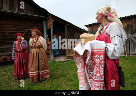 Russische Frauen tragen traditionelle Sarafankleidung während einer traditionellen Nachstellung der Hochzeitszeremonie im Dorf Sibirjachiha, dessen Mitglieder die altgläubigen Bräuche und Traditionen bewahren, mit hunderten von Jahren zurückreichenden Fundamenten im Bezirk Soloneshenskiy der Region Altai in Westsibirien, Russland. Die Alten Gläubigen oder Alten Ritualisten sind östliche orthodoxe Christen, die die liturgischen und rituellen Praktiken der russischen Kirche beibehalten, wie sie vor den Reformen des Patriarchen Nikon von Moskau zwischen 1652 und 1666 waren. Stockfoto