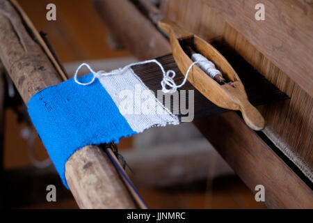 Ein alter Holzwebstuhl, der in einem kleinen Museum im Dorf Sibirjachiha ausgestellt ist und dessen Mitglieder die Bräuche der Altgläubigen mit Stiftungen aus hunderten von Jahren im Bezirk Soloneshenskiy in der Altai-Region in Westsibirien, Russland, bewahren Stockfoto