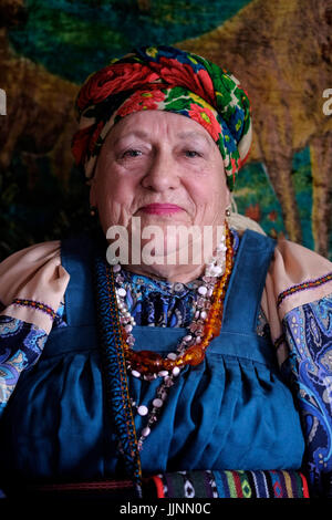 Eine ältere russische Frau in traditionellem Sarafankleid im Dorf Sibirjachiha, dessen Mitglieder die Bräuche und Traditionen der Altgläubigen mit hunderten von Jahren zurückreichenden Fundamenten bewahren, befindet sich im Bezirk Soloneshenskiy der Region Altai in Westsibirien, Russland. Die Alten Gläubigen oder Alten Ritualisten sind östliche orthodoxe Christen, die die liturgischen und rituellen Praktiken der russischen Kirche beibehalten, wie sie vor den Reformen des Patriarchen Nikon von Moskau zwischen 1652 und 1666 waren. Stockfoto