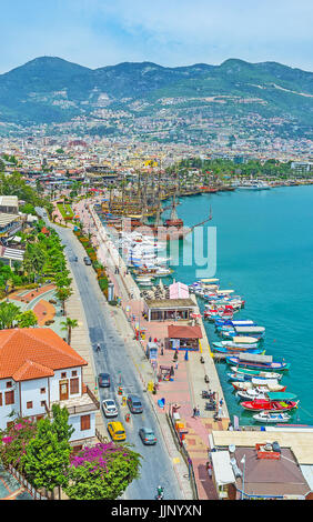 ALANYA, Türkei - 9. Mai 2017: Der Blick auf den alten Hafen von Alanya vom Roten Turm, am 9. Mai in Alanya. Stockfoto