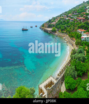 Der Teil der alten Festungsmauer verläuft entlang der Küste grenzt an das Meer, Alanya, Türkei. Stockfoto