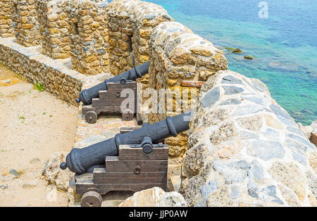 Die mittelalterliche Kanonen auf der Festungsmauer dienen heute nur als Dekoration und historischen Objekt, Alanya, Türkei. Stockfoto