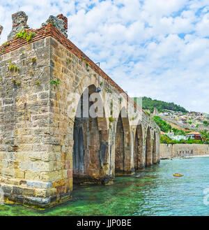 Die Bögen der mittelalterlichen Werft befindet sich auf der Halbinsel Küste von Alanya, Türkei. Stockfoto