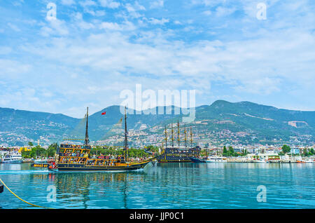 ALANYA, Türkei - 9. Mai 2017: Touristische Ausflüge auf den hölzernen Schiffen (die Repliken der mittelalterlichen Galeonen) sind sehr beliebte Attraktionen des Ortes, am Mai Stockfoto