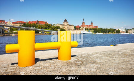 Gelbe Klampe am Boulevard in Stettin, Fokus auf Vordergrund, geringe Schärfentiefe, Polen. Stockfoto