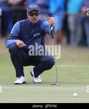 Schwedens Henrik Stenson reiht sich ein Putt am 1. während eines der The Open Championship 2017 im Royal Birkdale Golf Club, Southport. Stockfoto