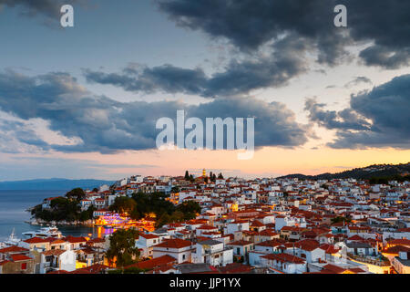 Abendlicher Blick von der Stadt Skiathos und seinem Hafen, Griechenland. Stockfoto