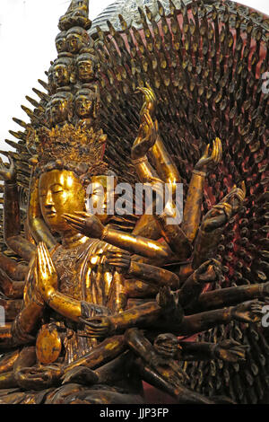 Skulptur von tausend-Hand Boddhisattva (Guan Yin), das Museum der schönen Künste, Hanoi, Vietnam Stockfoto