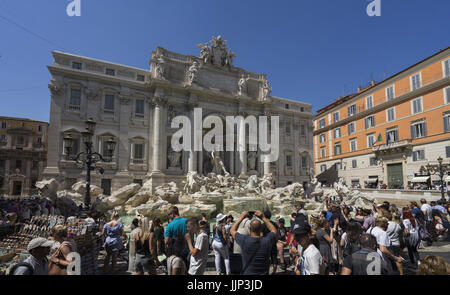 Trevi-Brunnen (Fontana di Trevi) in Rom, Italien. Trevi ist berühmteste Brunnen Roms. Architektur und Wahrzeichen Roms, Postkarte von Rom. Stockfoto