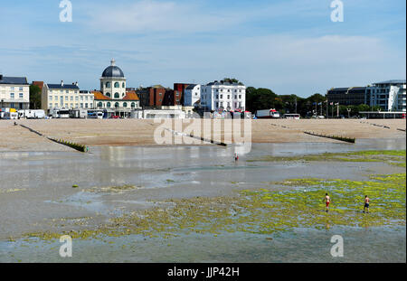 Worthing West Sussex UK - Ebbe am Strand mit den berühmten Kuppelkino direkt am Meer Stockfoto