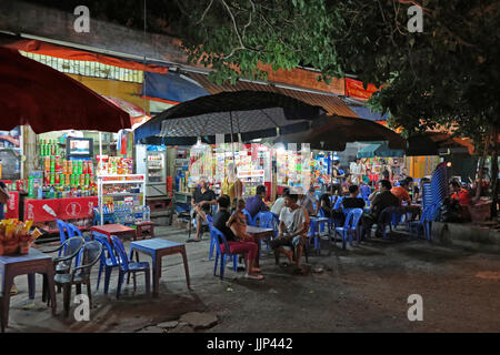 Am späten Abend Bild von Hanoi Restaurant nahe dem Bahnhof Vietnam Stockfoto