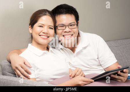 Asian paar entspannende auf couch Stockfoto