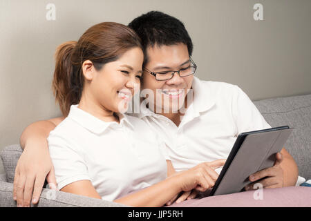 Asian paar entspannende auf couch Stockfoto