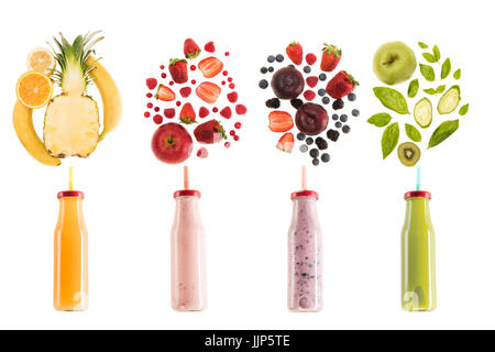 verschiedenen gesunden Smoothies in Flaschen mit frischen Zutaten isoliert auf weiße, frische Frucht-Smoothie-Konzept Stockfoto