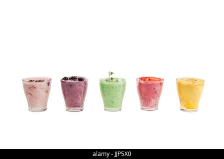 Nahaufnahme der frischen Frucht-Smoothies in Tassen aus Glas isoliert auf weiss Stockfoto