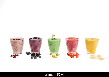 Nahaufnahme der frischen Frucht-Smoothies in Tassen aus Glas isoliert auf weiss Stockfoto