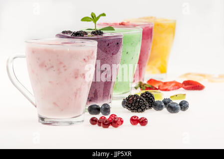 Nahaufnahme der frischen Frucht-Smoothies in Tassen aus Glas isoliert auf weiss Stockfoto