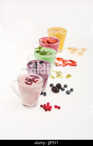Nahaufnahme der frischen Frucht-Smoothies in Tassen aus Glas isoliert auf weiss Stockfoto