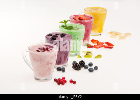 Nahaufnahme der frischen Frucht-Smoothies in Tassen aus Glas isoliert auf weiss Stockfoto