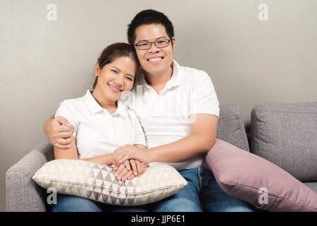 Asian paar entspannende auf couch Stockfoto