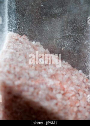 Rosa und weiße Salz von der Seite im Glas gesehen; Essex; UK Stockfoto