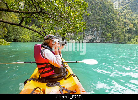 Frau auf Kayak in ruhigen tropischen Lagune Koh Hong Stockfoto