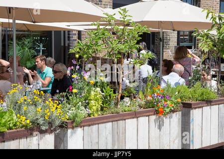 Getreidespeicher, ein Restaurant im Speicher Platz Kings Cross. American Diner Essen unter freiem Himmel im Garten außerhalb Stockfoto